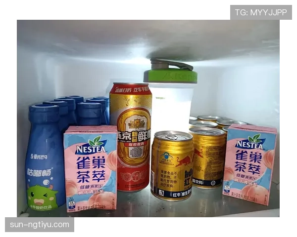 特雷·杨家的冰箱里塞满能量饮料，连狗都绕着走
